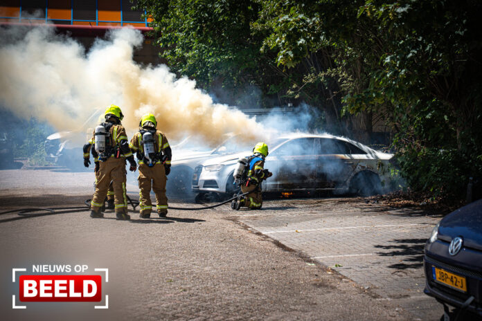 Brand aan achterzijde personenauto op terrein schadehersteller Abraham van Stolkweg Rotterdam