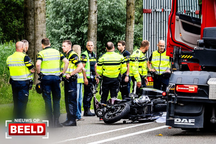 Motorrijder overleden bij aanrijding met vrachtwagen N214 Oud-Alblas