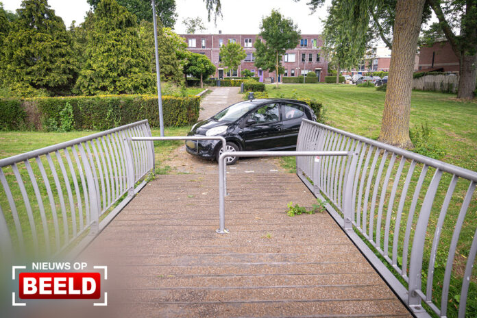 Automobilist vlucht na achtervolging en crasht tegen hek Emelissedijk Rotterdam