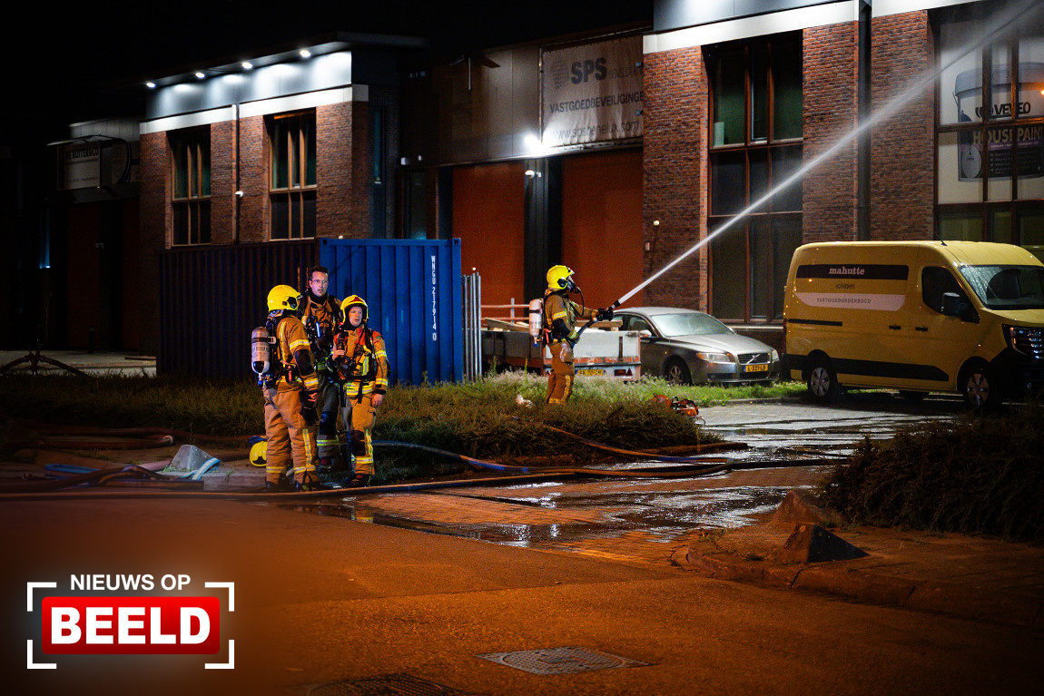 Zeer grote uitslaande brand op bedrijventerrein Fennaweg Barendrecht