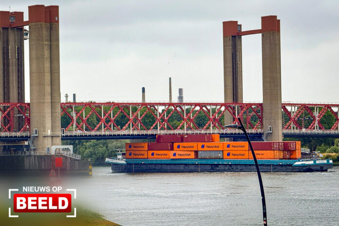 Containerschip vaart tegen Spijkenisserbrug Oude Maas Spijkenisse