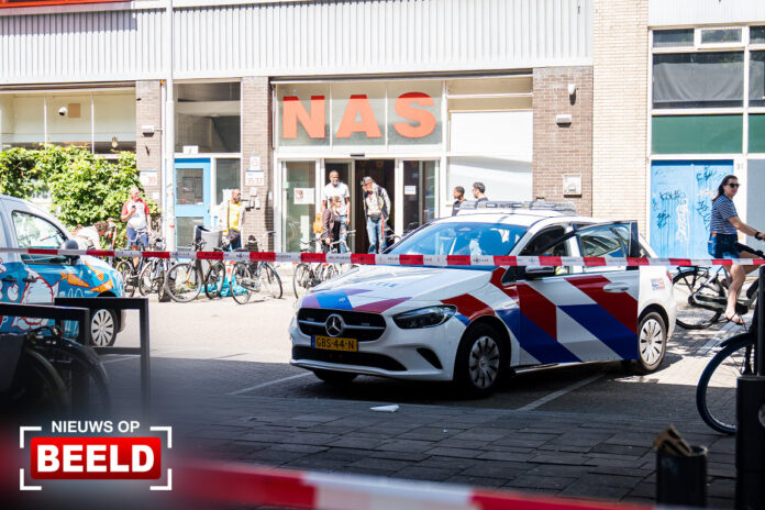 Slachtoffer naar ziekenhuis na steekpartij Vijverhofstraat Rotterdam