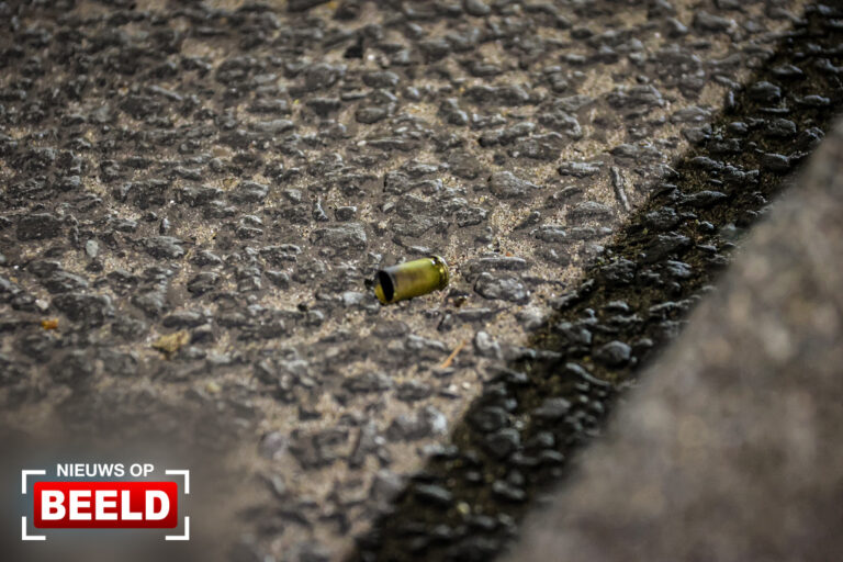 Verkeersruzie eindigt in beschieting auto Boszoom/Jacques Dutilhweg Rotterdam