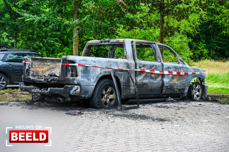 Geparkeerde pick-up brandt uit Merenweg Bleiswijk