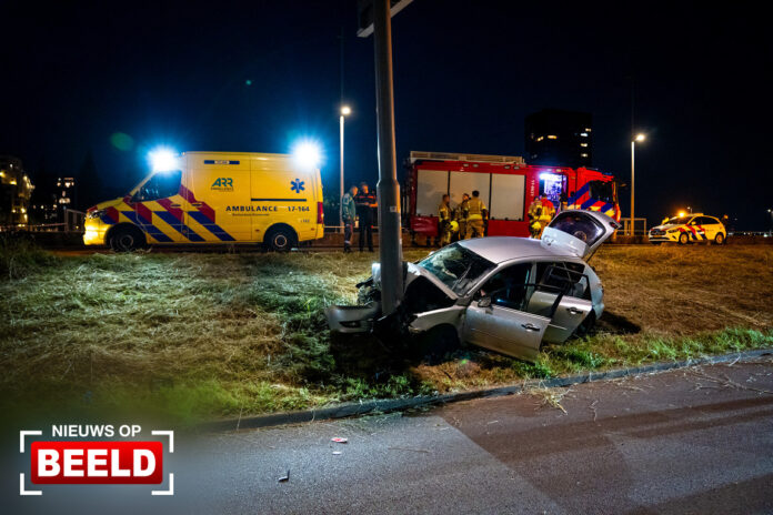 Drie gewonden bij botsing auto tegen paal Westzeedijk Rotterdam