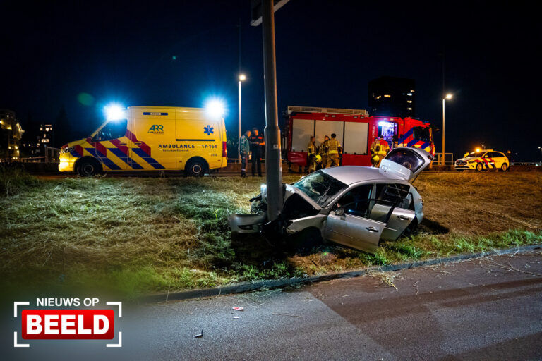 Drie gewonden bij botsing auto tegen paal Westzeedijk Rotterdam