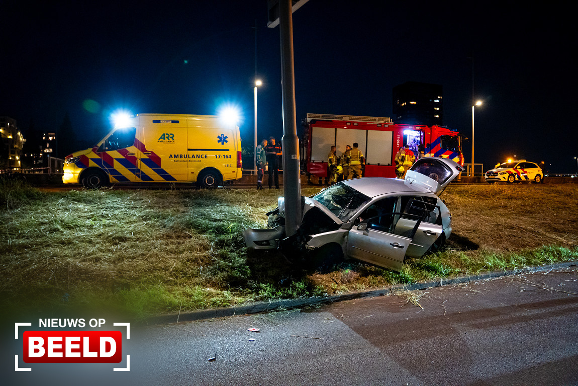 Drie gewonden bij botsing auto tegen paal Westzeedijk Rotterdam. Drie gewonden bij botsing auto tegen paal Westzeedijk Rotterdam.
