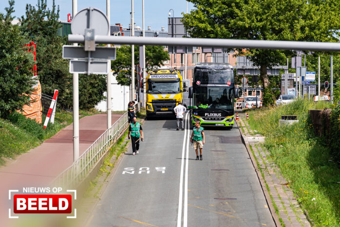 Touringcar te hoog voor viaduct ‘s-Gravendijkwal Rotterdam
