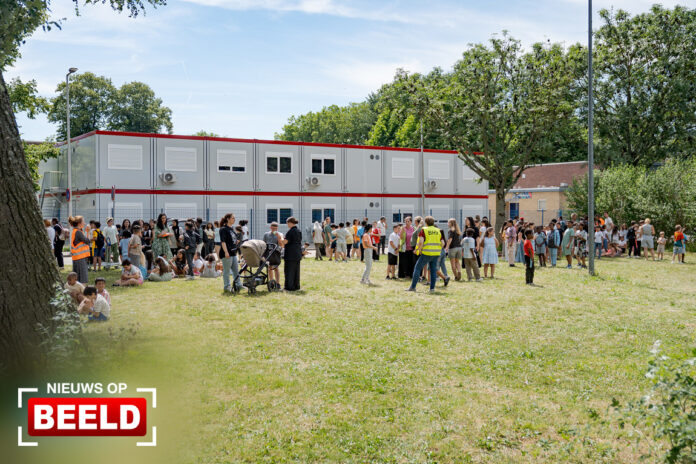 Leerlingen basisschool geëvacueerd na brand in keuken Sommelsdijkstraat Rotterdam