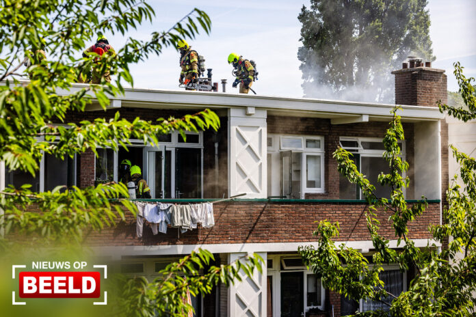 Zeer grote brand na werkzaamheden op dak portiekflat Herman Gorterstraat Rotterdam