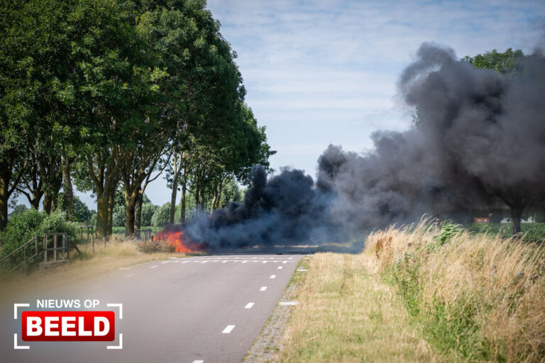 Busje uitgebrand na eenzijdig ongeval; bestuurder aangehouden Dorpsweg Simonshaven