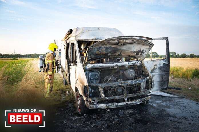 Camper vliegt tijdens rit in brand Klinkerseweg Zwartewaal