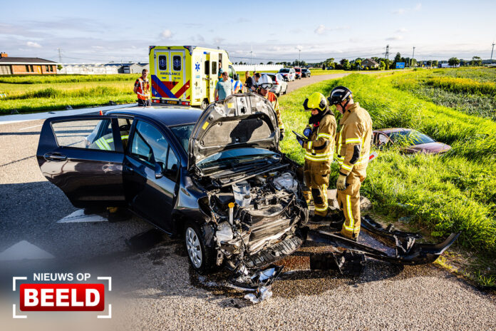 Ravage na aanrijding tussen twee auto’s Achterweg Mijnsheerenland
