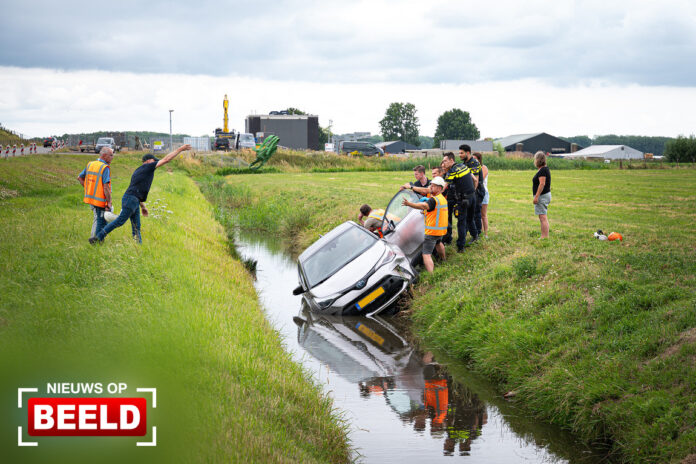 Man gewond nadat hij met auto te water raakt Schuddebeursdijk Hekelingen
