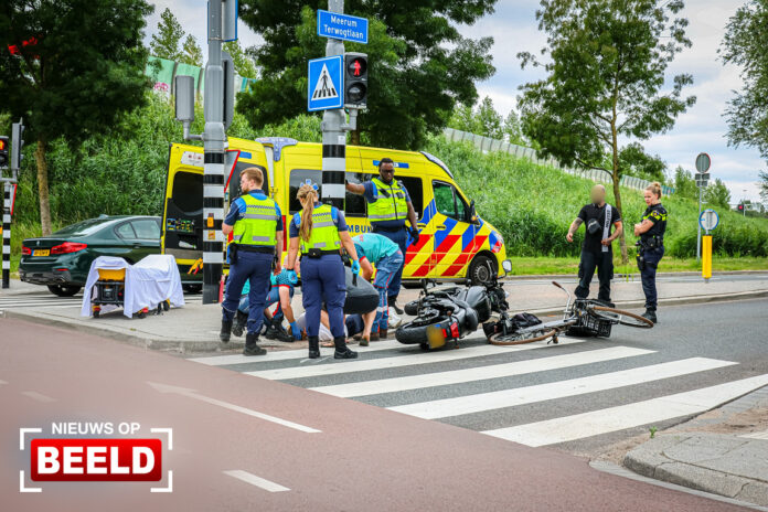 Motorrijder en fietser botsen op kruising Meerum Terwogtlaan Rotterdam