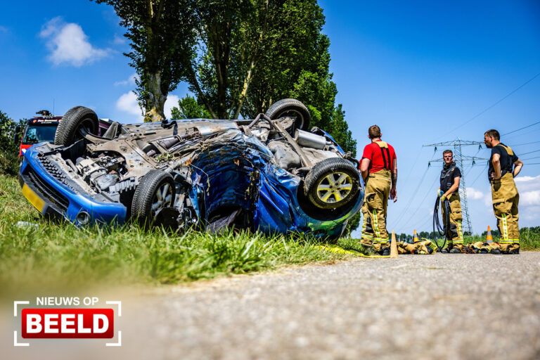 Bestuurder bevrijd na aanrijding tegen boom Oudelandsedijk Stad aan ’t Haringvliet