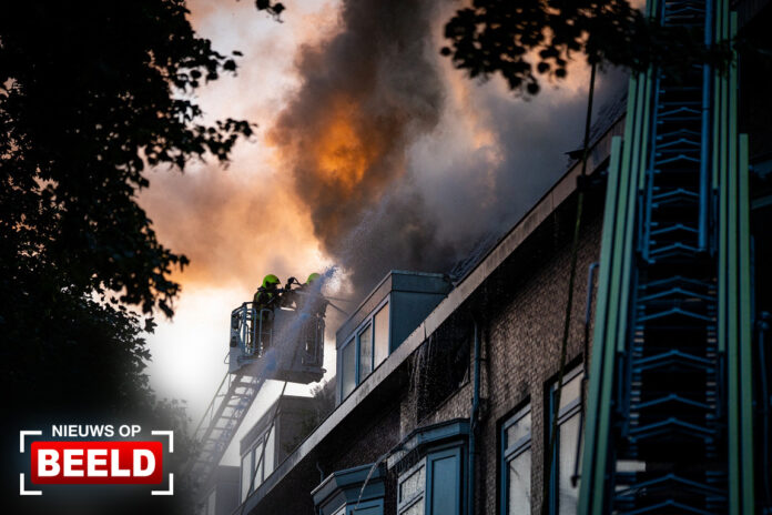 Tientallen mensen geëvacueerd bij zeer grote uitslaande brand Gouwstraat Rotterdam
