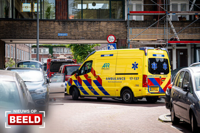 Twee kinderen naar ziekenhuis na brand in woning Obreenstraat Rotterdam
