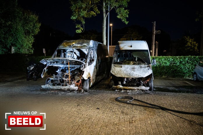 Drie voertuigen beschadigd na felle brand Wilgenplaslaan Rotterdam