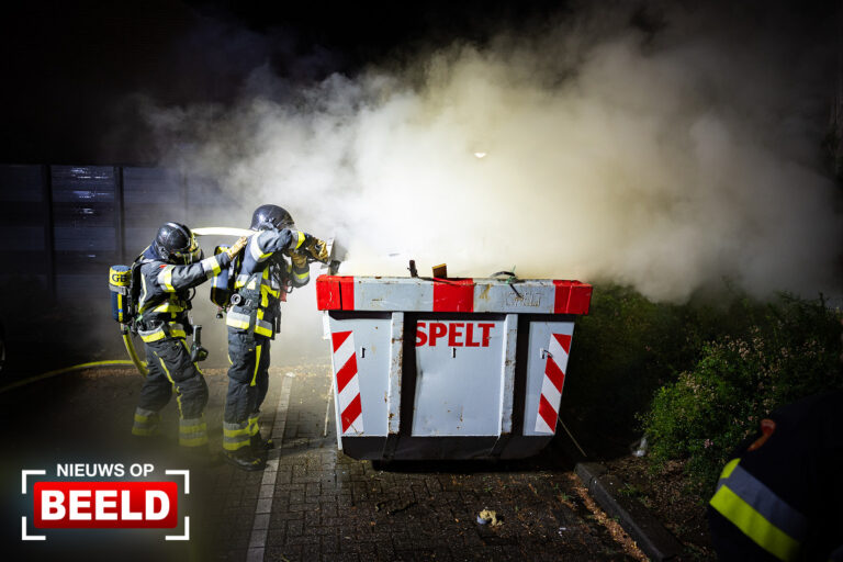 Veel rookontwikkeling bij brand in bouwcontainer Vleet Hoogvliet Rotterdam