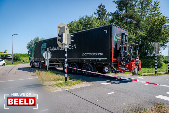 Twee gewonden na ongeval met vrachtwagen Rotterdamseweg Ridderkerk