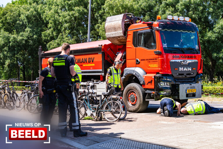 Scooterrijder zwaargewond na ongeval met zandwagen Gordelweg Rotterdam