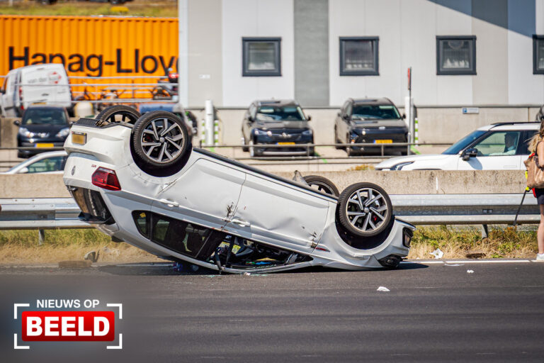 Auto op zijn kop na kettingbotsing met vrachtwagen A15 Pernis Rotterdam