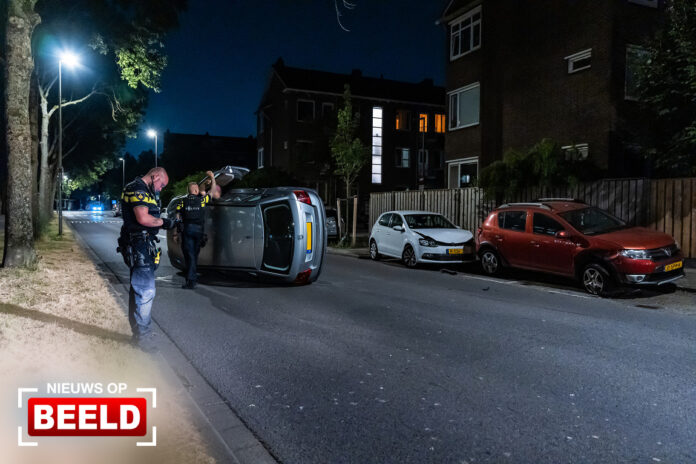 Dronken automobilist afgeleid door politieonderzoek en veroorzaakt ravage Carnissesingel Rotterdam