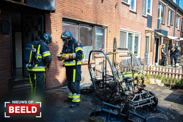 Brommobiel in brand bij woning Reigerhof Rozenburg