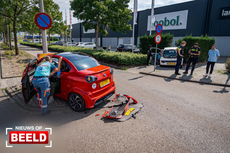 Personenauto rijdt vlaggenmast uit grond na botsing met brommobiel Asserstraat Barendrecht