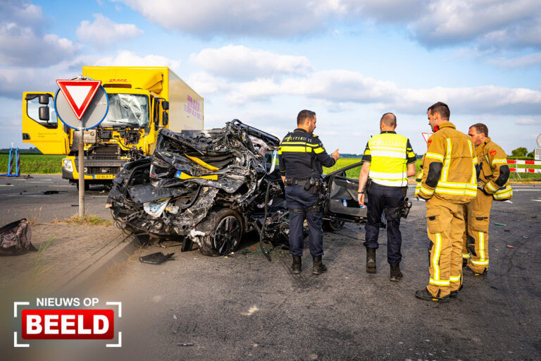 Twee slachtoffers bevrijd na aanrijding twee auto’s en vrachtwagen Langeweg N215 Nieuwe-Tonge