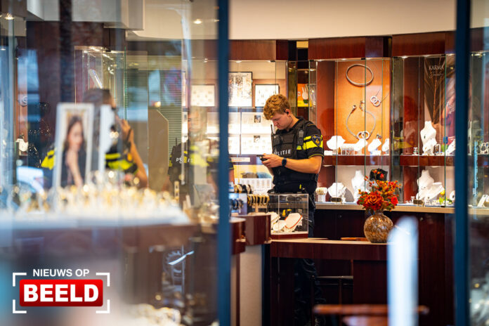Vitrines ingeslagen bij overval op juwelier Van Oldenbarneveltplein Dordrecht
