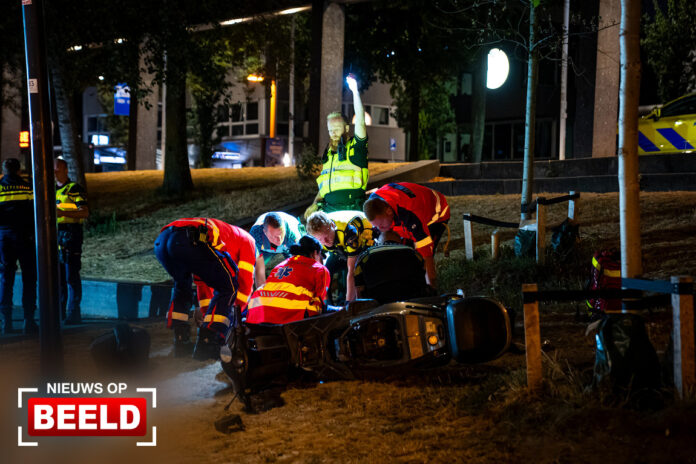 Zwaargewonde en aanhouding na botsing scooter tegen betonnen rand Boompjeskade Rotterdam