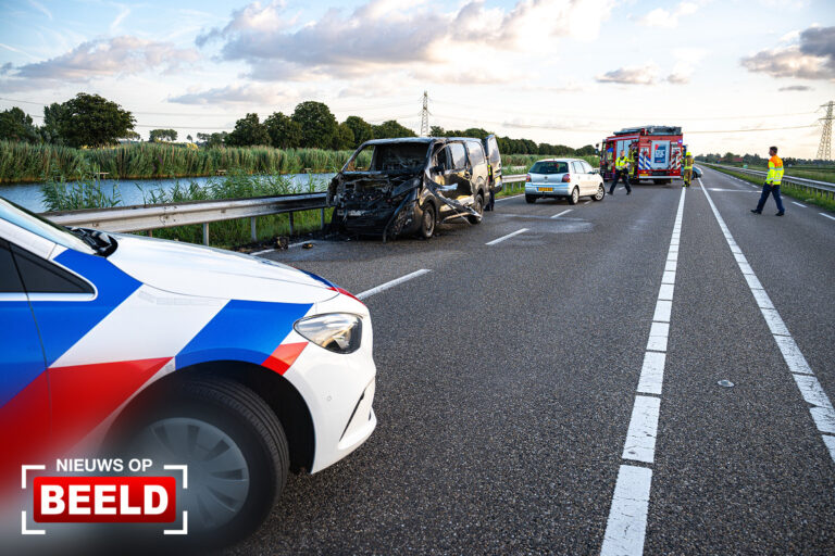 Weg afgesloten nadat bestelbus vlam vat Kanaaldijk West Zwartewaal