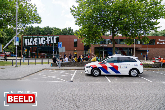 Zwembad en sportschool ontruimd na brand Dwarsdijk Rotterdam