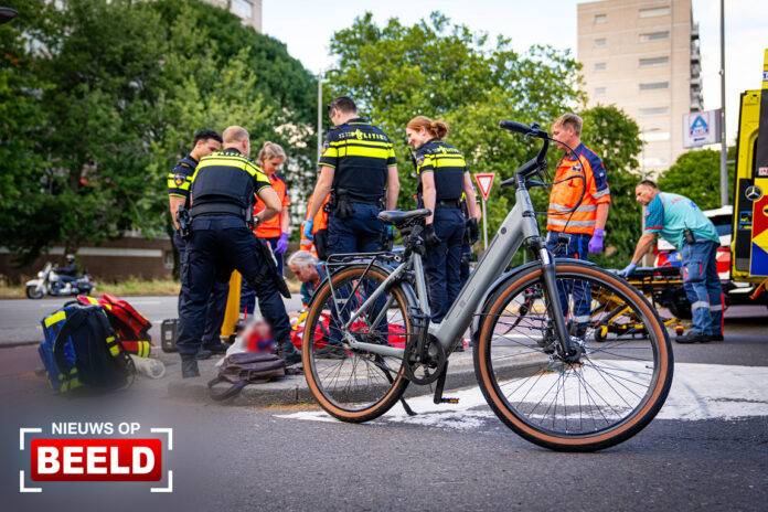 Fietser zwaargewond bij aanrijding met bedrijfsbus Maasboulevard Rotterdam