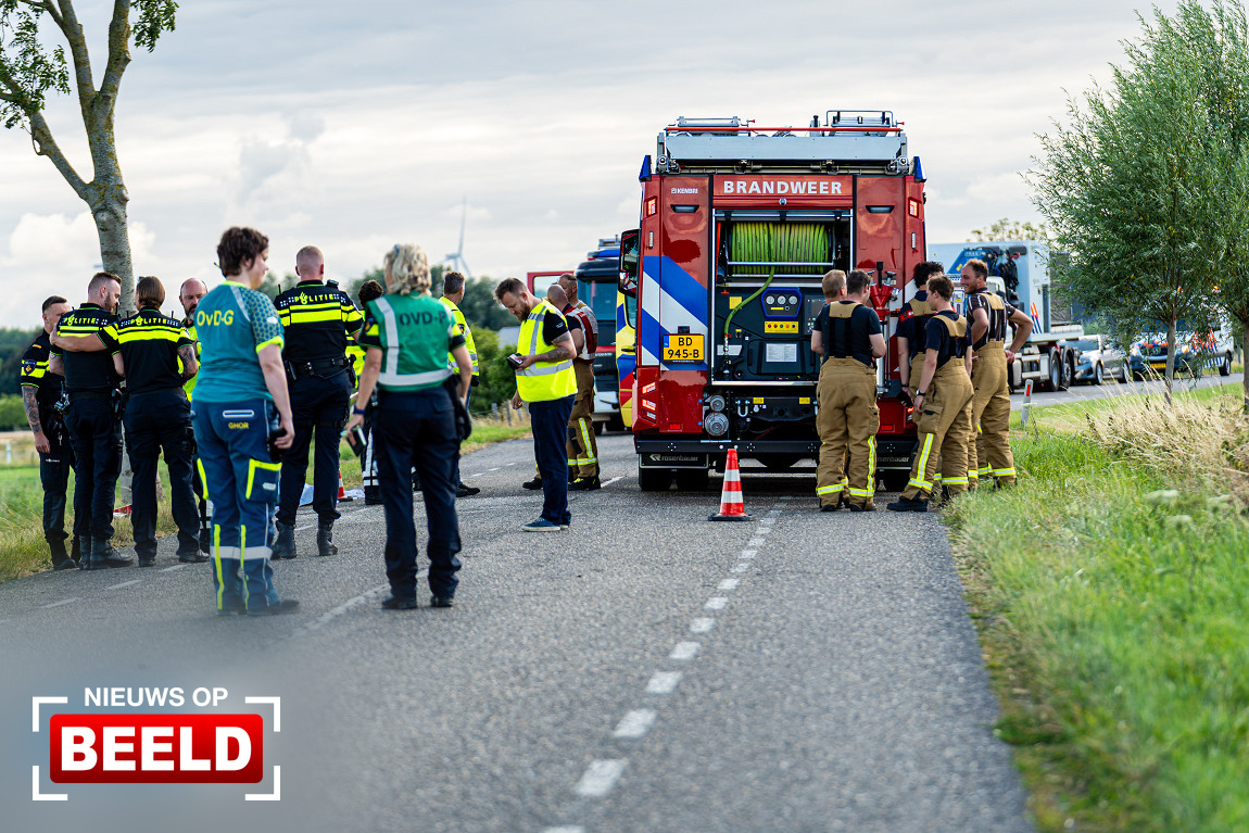 Automobilist overleden na aanrijding tegen boom Weelsedijk Strijen
