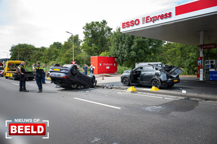 Auto belandt ondersteboven na ongeval Hartelweg Spijkenisse