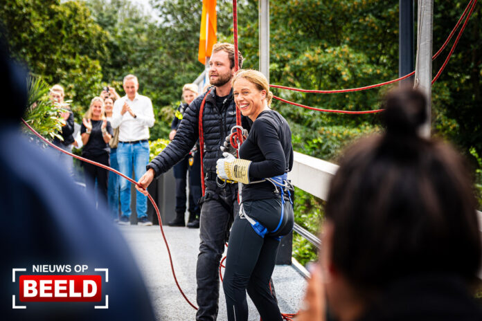 Burgemeester Schouten daalt af van Euromast na eerdere belofte