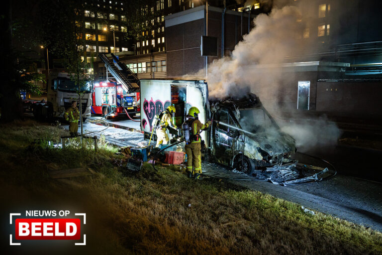 Bakwagen volledig verwoest na brand Brielselaan Rotterdam