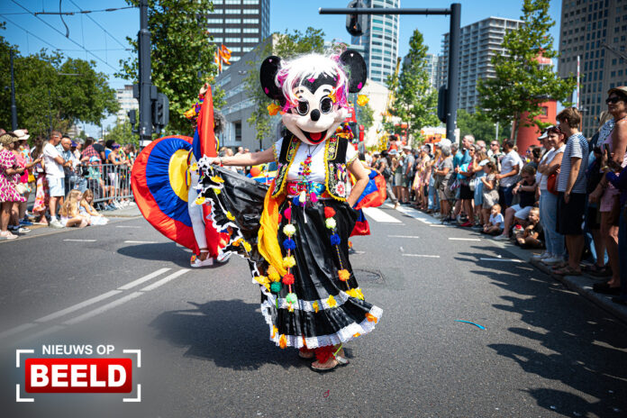 Duizenden mensen bij straatparade Zomercarnaval Rotterdam-Centrum