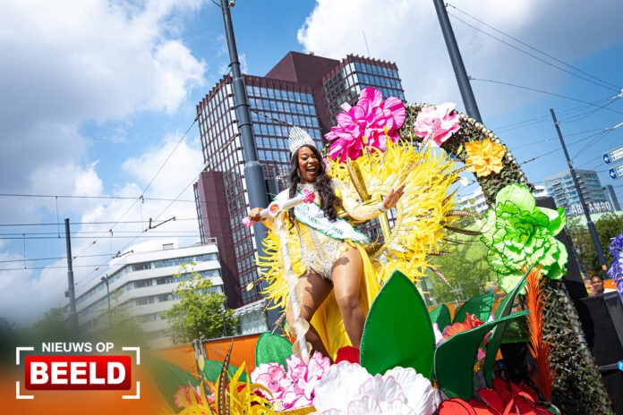 Duizenden mensen bij straatparade Zomercarnaval Rotterdam-Centrum