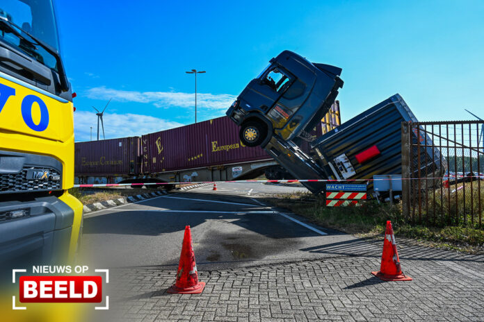 Vrachtwagen gekanteld bij aanrijding goederentrein Scheldeweg Europoort Rotterdam