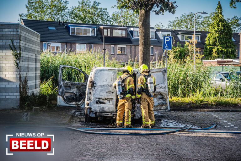 Bestelbus gaat volledig in vlammen op Spoorlaan Capelle aan den IJssel
