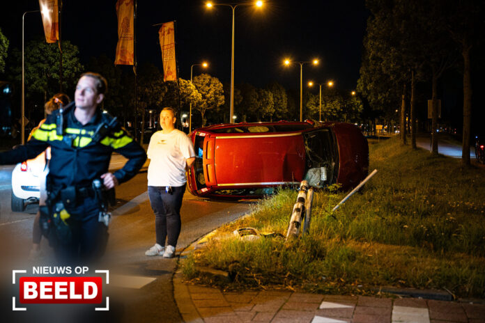 Auto op zijkant na botsing met verkeerslicht Schenkelweg Spijkenisse