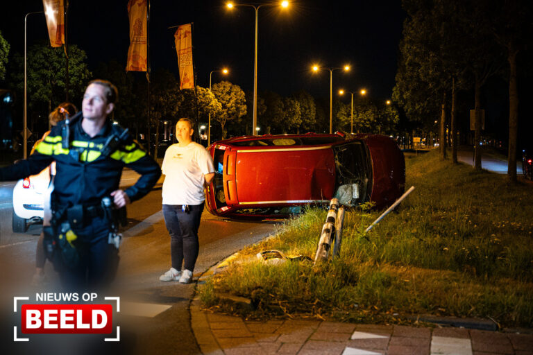 Auto op zijkant na botsing met verkeerslicht Schenkelweg Spijkenisse