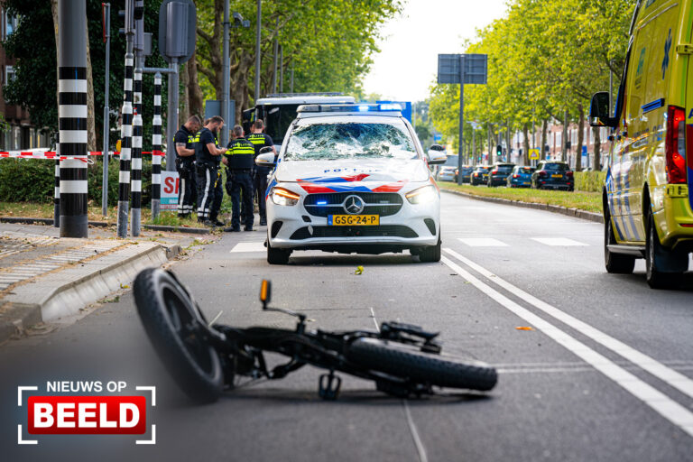 VIDEO | Twee gewonden bij aanrijding politiewagen en fatbike Pleinweg Rotterdam