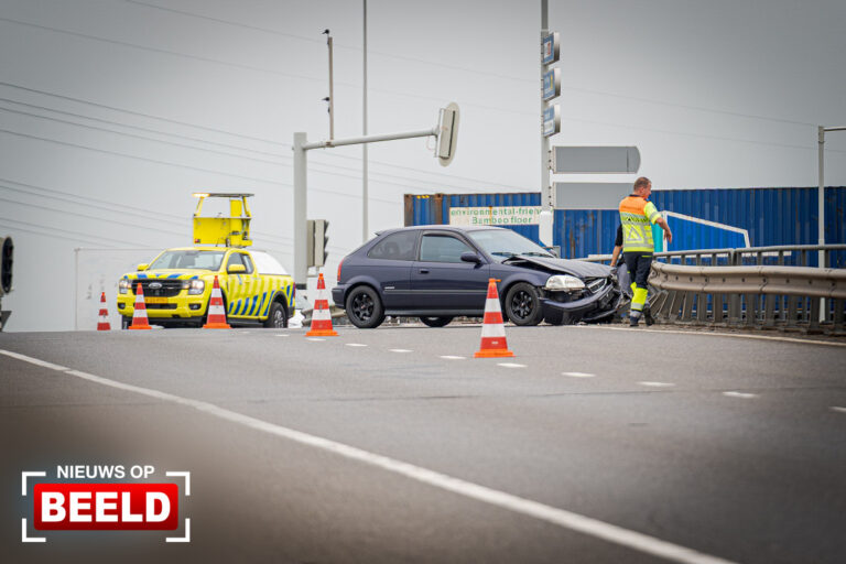 Auto rijdt in vangrail op toerit A15 Rotterdam-Heijplaat