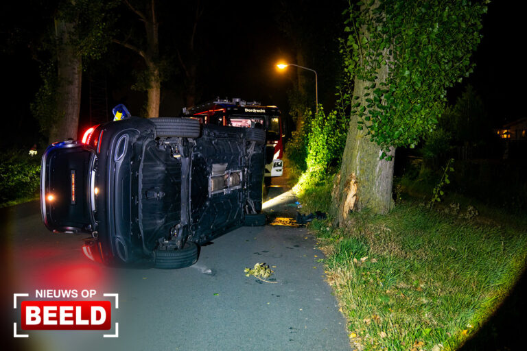 Auto gekanteld na botsing tegen boom Rijksstraatweg Dordrecht
