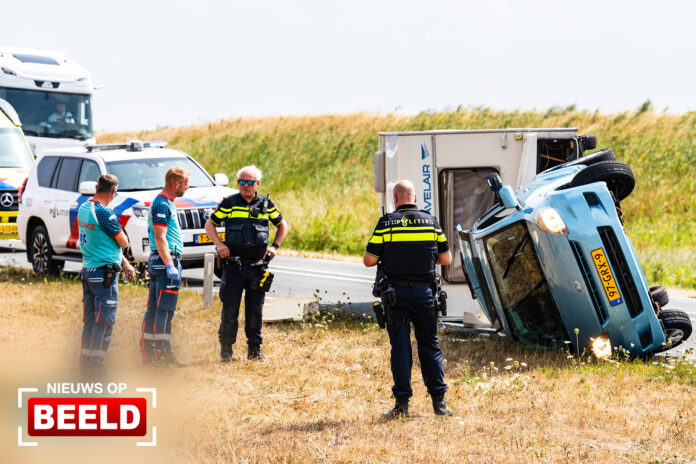 Auto met caravan gekanteld N57 Ouddorp